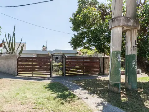 Casa VENTA Lomas de Zamora con fondo y pileta