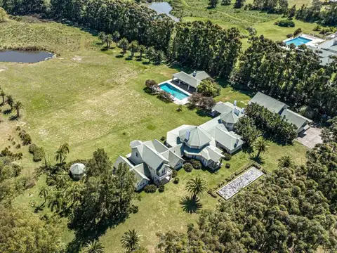 Chacra en venta de 5 has. con casa de 1000 mt2 100