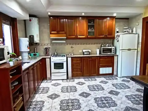 Casa 4 ambientes con 2 baños