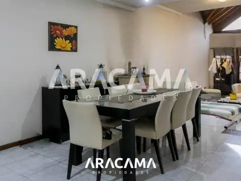 Casa en Venta con 3 cocheras
