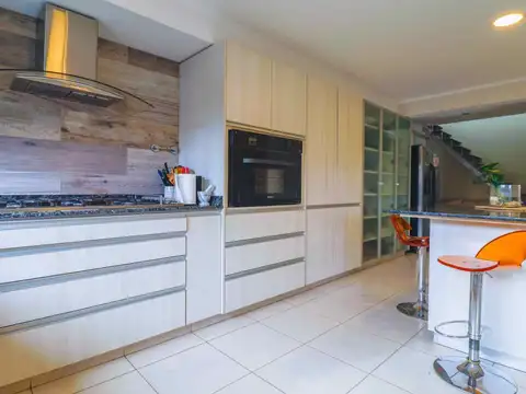 VENTA CASA 4 DORMITORIOS CIPOLLETTI