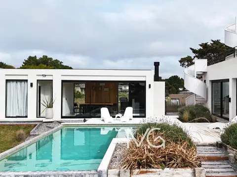 Casa 8 ambientes con 6 baños