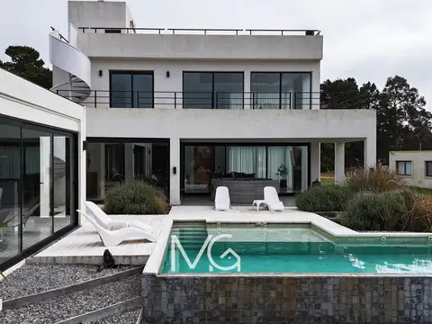 Casa en Venta con 2 cocheras