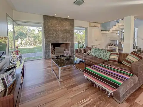 Casa en Venta con 3 cocheras