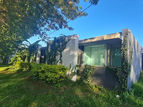 Casa 6 ambientes con 2 baños