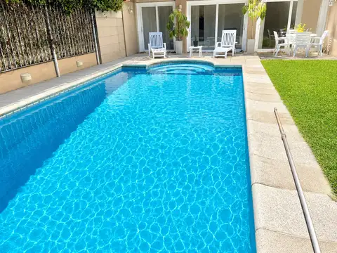Magnifica Casa en Paternal con  Fondo con Piscina, Parrilla, Cochera, Playroom, Gimnasio