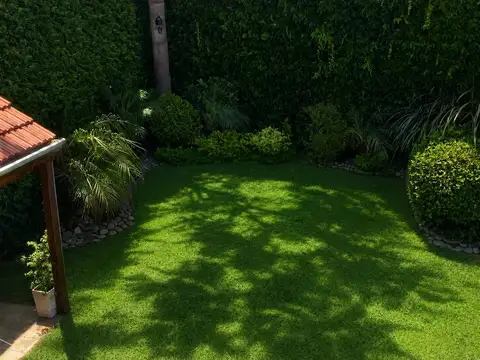 Magnifica Casa en Paternal con  Fondo Parquizado, Piscina, Parrilla, Cochera, Playroom y Gimnasio Totalmente equipada