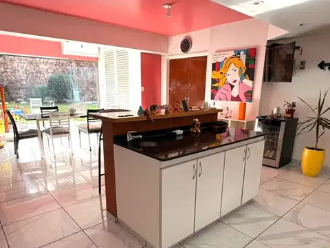 Magnifica Casa en Paternal con  Fondo con Piscina, Parrilla, Cochera, Playroom, Gimnasio