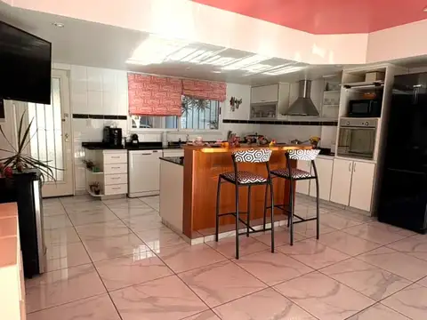 Casa 6 ambientes con 4 baños