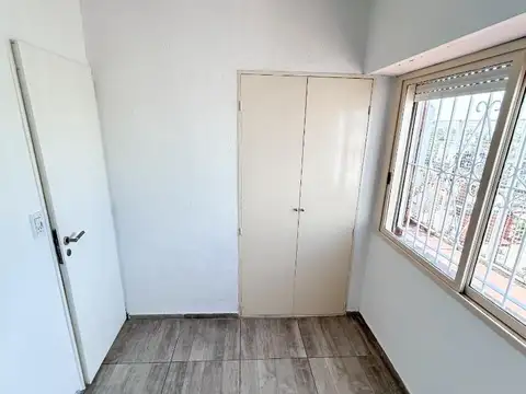 Departamento de 3 ambientes con balcón terraza con parrilla