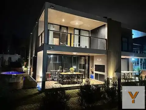 Casa en venta - 3 Dormitorios 3 Baños - Cochera - Pinamar