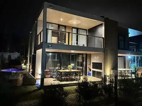 Casa en venta - 3 Dormitorios 3 Baños - Cochera - Pinamar