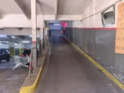 Venta de Cochera Fija y Cubierta con Portón Automático