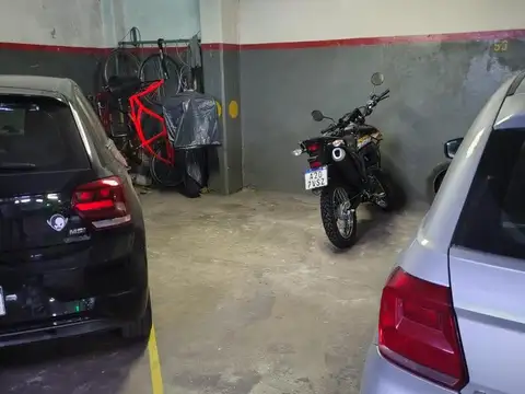 Venta de Cochera Fija y Cubierta con Portón Automático