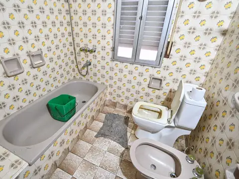 CASA CON GRAN TERRENO 12,5X43 SOBRE AV SANTA FE
