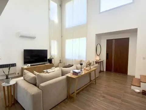 Casa en Venta con 4 cocheras
