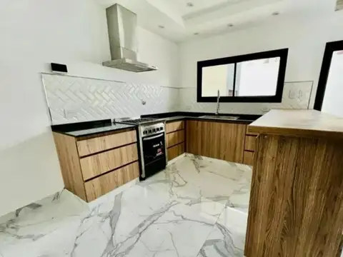 Casa en Venta en Barrio Parque Leloir, USD 250.000