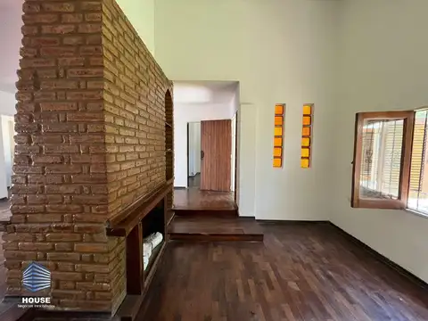 Casa 4 ambientes con 2 baños