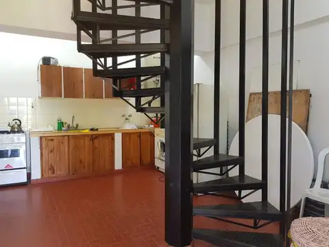 Casa 8 ambientes con 2 baños