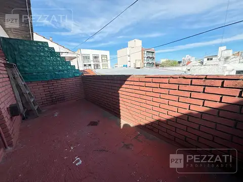 PH en  venta Z/Chauvin, dos balcones y pequeño patio. muy luminoso. Baño y toilette. En duplex.