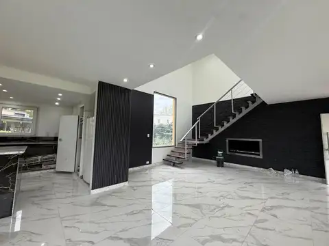 Casa en Alquiler con 2 cocheras