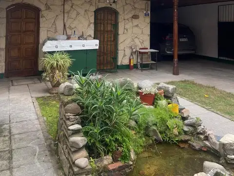 Casa en Banfied para dos familias