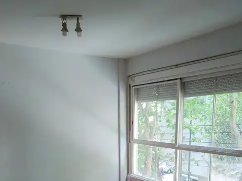 Monoambiente al fte. Anafe a gas. Muy luminoso. Vigilancia. CON RENTA hasta 30/11/2025