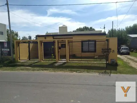 Casa en venta - 2 dormitorios 1 baño - 200mts2 - Manuel B. Gonnet