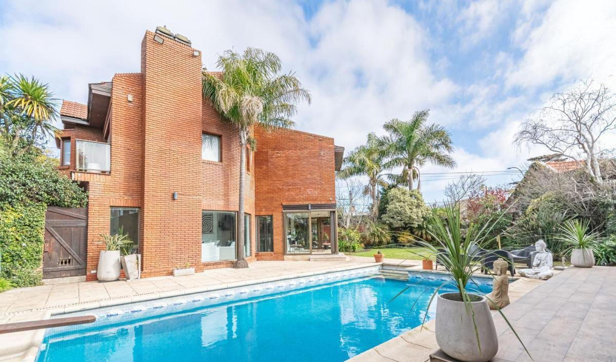 Importante Chalet 4 Ambientes con Piscina Climatizada, Quincho y Amplio Parque – Pinos de Anchorena