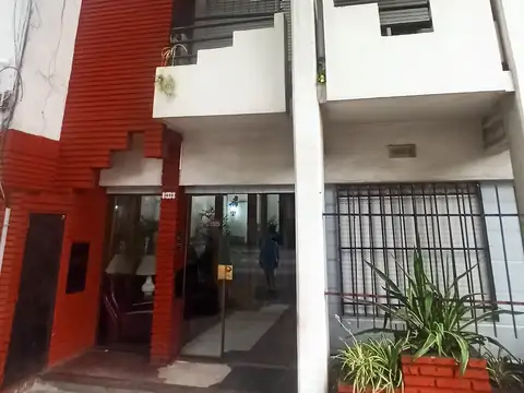 Excelente y amplio departamento al contrafrente