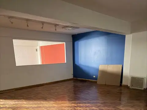 Oficina 5 ambientes con 8 baños