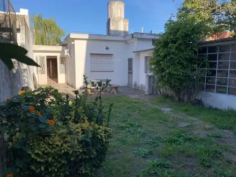 CASA 3 AMB A REFACCIONAR EN LOTE DE 10 X 25. EN ZONA RESIDENCIAL.