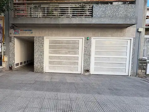 Cochera cubierta, amplia y de fácil acceso.