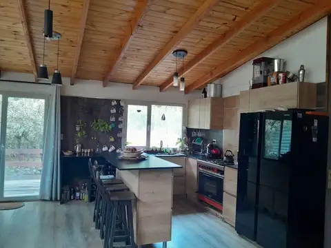 Casa con quincho y pileta en V. Lago gutierrez