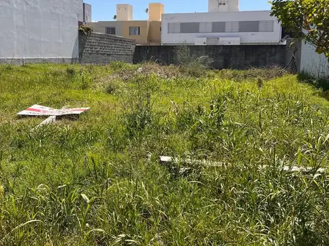 TERRENO EN VENTA EN LOMAS DEL CHATEAU 360 m2. APTO DUPLEX