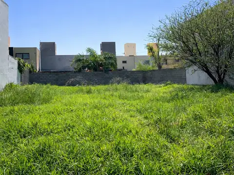 TERRENO EN VENTA EN LOMAS DEL CHATEAU 360 m2. APTO DUPLEX