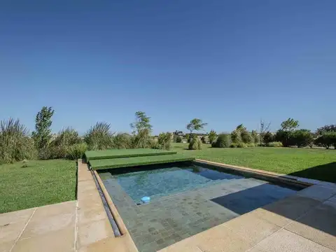 VENTA CASA 4 AMB CON PILETA EN BARRIO LA CERCANÍA