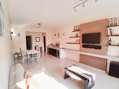 Departamento 4 Ambientes al contra frente, muy luminoso.