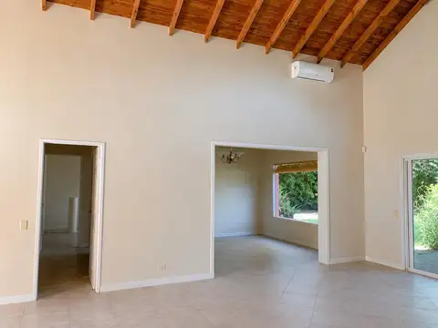 Casa en Alquiler con 4 cocheras