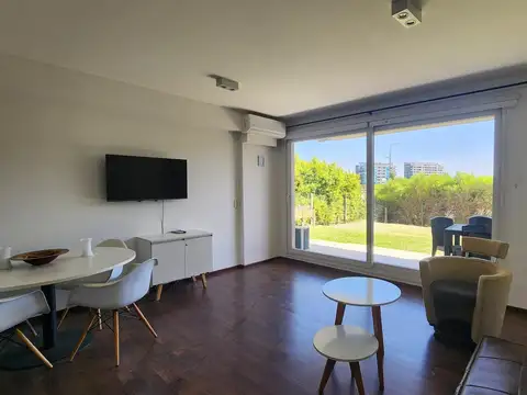 Departamento 4 ambientes en PB con jardín en alquiler