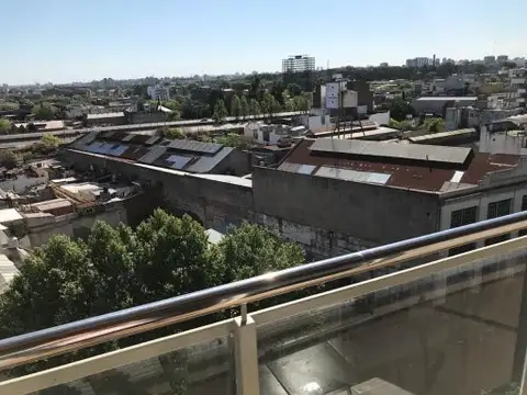 2  AMBIENTES SOBRE AVDA MONTES DE OCA  AL FRENTE 