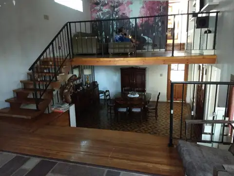 Casa 5 ambientes con 4 baños