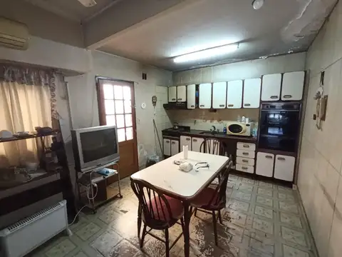 PH TIPO CASA DE 4 AMBIENTES CON GARAGE A REFACCIONAR