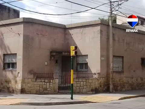 VENTA CASA ESQUINA 3 DORM C/COCHERA MACROCENTRO