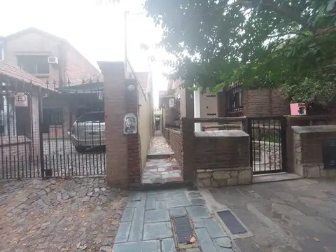 CASA 4 AMBIENTES AL FONDO SOBRE LOTE PROPIO - JARDIN - PATIO - QUINCHO - EXCELENTE UBICACION -