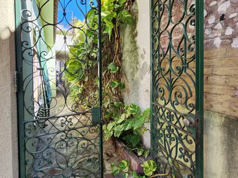 CASA 4 AMBIENTES AL FONDO SOBRE LOTE PROPIO - JARDIN - PATIO - QUINCHO - EXCELENTE UBICACION -