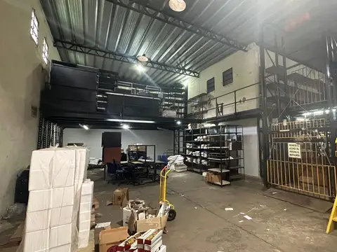 Importante local comercial con deposito en Pichincha