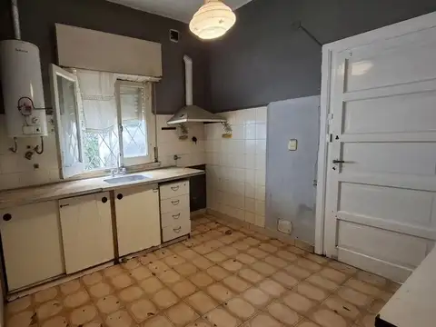 Casa de 2 amb. con garaje y patio en alquiler | Berazategui