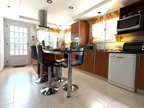 Excelente casa en venta en olivos c/ lote 10x50