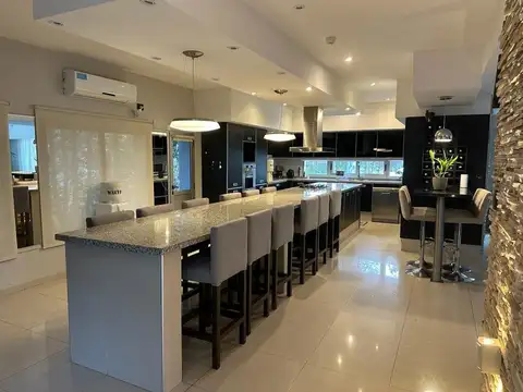Casa 5 ambientes con 4 baños